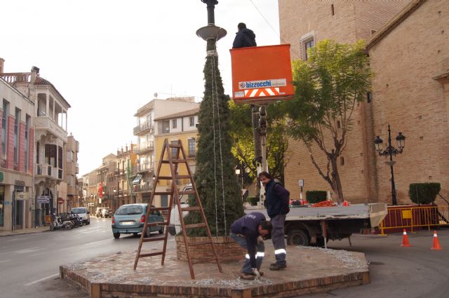 La ciudad se engalana con ornamentos navideños y adornos florales para las Fiestas Navideñas y Reyes - 3, Foto 3