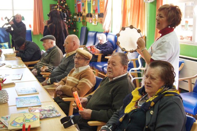 La alcaldesa y la concejal de Atención Social felicitan la pascua navideña a las personas mayores, Foto 1