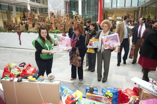 Sigue creciendo la montaña de juguetes del Edificio Administrativo - 2, Foto 2