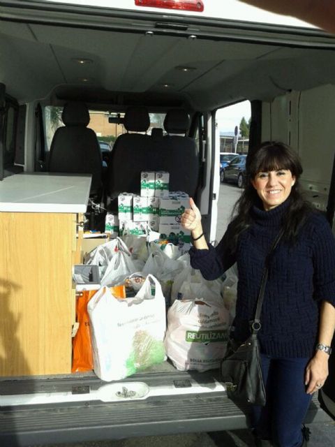 Los trabajadores del Ayuntamiento torreño recogen más de 2.000 kilos de alimentos en su campaña solidaria - 1, Foto 1