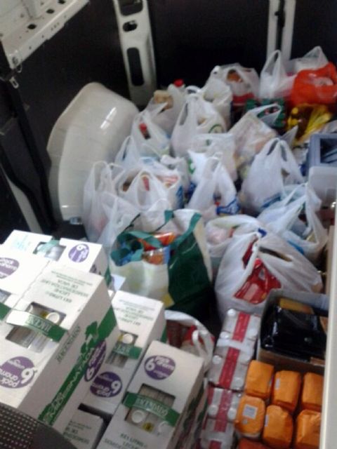 Los trabajadores del Ayuntamiento torreño recogen más de 2.000 kilos de alimentos en su campaña solidaria - 2, Foto 2