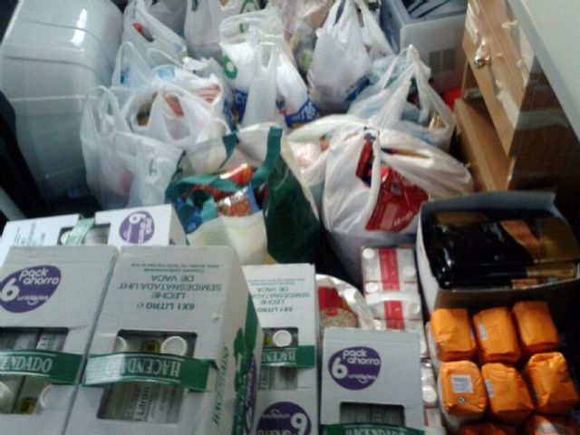 Los trabajadores del Ayuntamiento torreño recogen más de 2.000 kilos de alimentos en su campaña solidaria - 3, Foto 3
