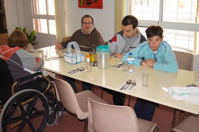 Autoridades municipales felicitan la Navidad a los usuarios y profesores del Centro Ocupacional José Moyá y a los del Servicio de Apoyo Psicosocial - 2, Foto 2
