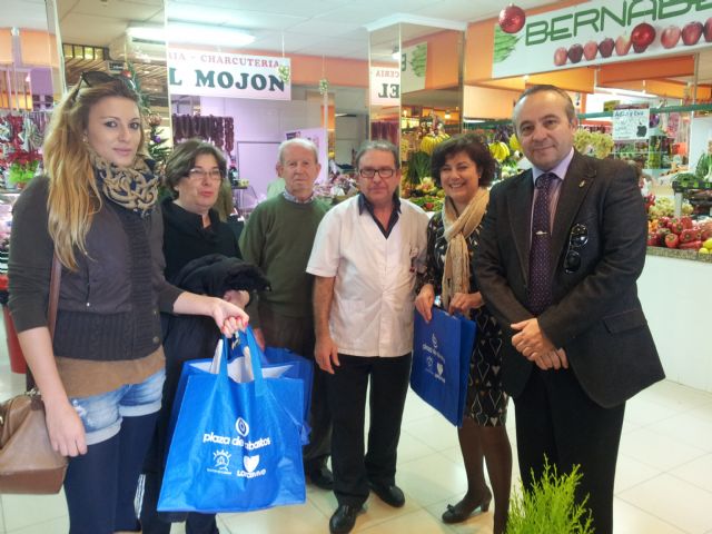 El Ayuntamiento y la Asociación de Placeros regalan 2.500 bolsas reutilizables para fomentar las compras en la Plaza de Abastos - 1, Foto 1