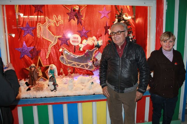 Burgujas, Esther ptica y Juguetera Belmar, ganadores del concurso de escaparatismo, Foto 1