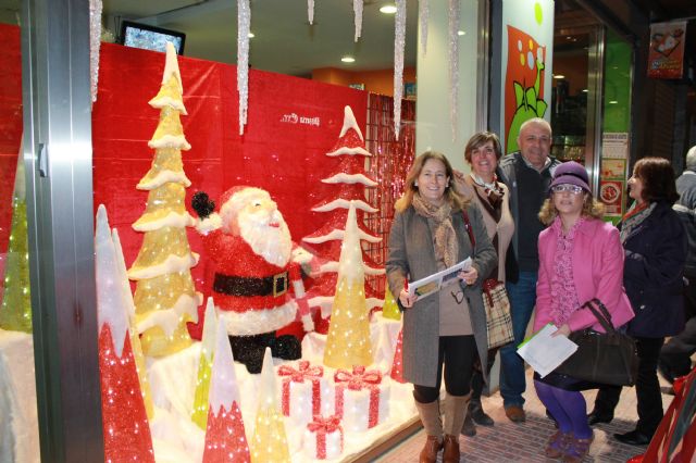 Burgujas, Esther ptica y Juguetera Belmar, ganadores del concurso de escaparatismo, Foto 2