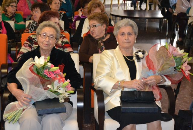 Las amas de casa celebran la Navidad con su tradicional sorteo y exhibición de centros decorativos - 1, Foto 1