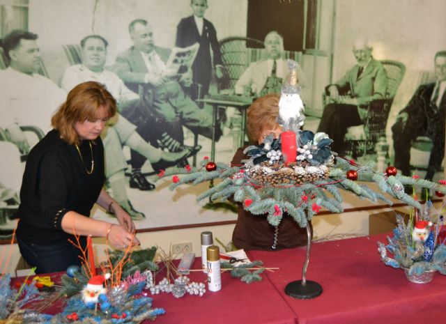 Las amas de casa celebran la Navidad con su tradicional sorteo y exhibición de centros decorativos - 3, Foto 3