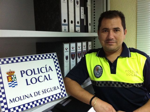 Un policía local de Molina de Segura imparte una conferencia sobre seguridad vial en la Base Aérea de Alcantarilla - 1, Foto 1