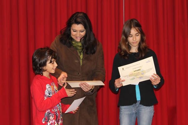 Anoa Díaz y Laura Muñoz, ganadoras del concurso de pintura sobre el voluntariado, Foto 1