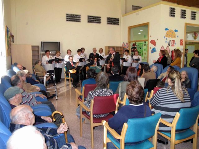 Los mayores del Centro de Día del Algar celebran la Navidad - 1, Foto 1