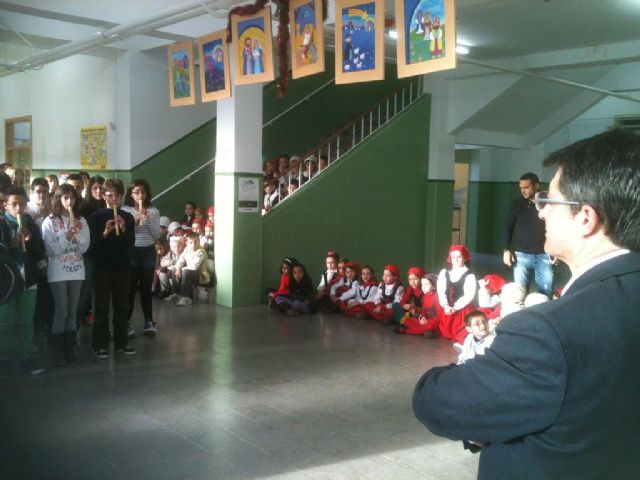 Los alumnos del Colegio Alfonso X felicitan la Navidad al alcalde con villancicos - 1, Foto 1