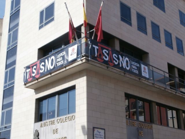 El Colegio de Abogados instala una pancarta en contra de las tasas judiciales en la fachada de su sede - 2, Foto 2