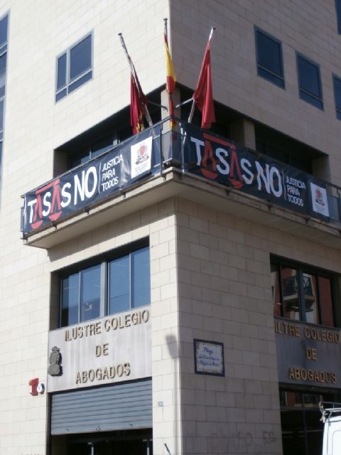 El Colegio de Abogados instala una pancarta en contra de las tasas judiciales en la fachada de su sede - 3, Foto 3