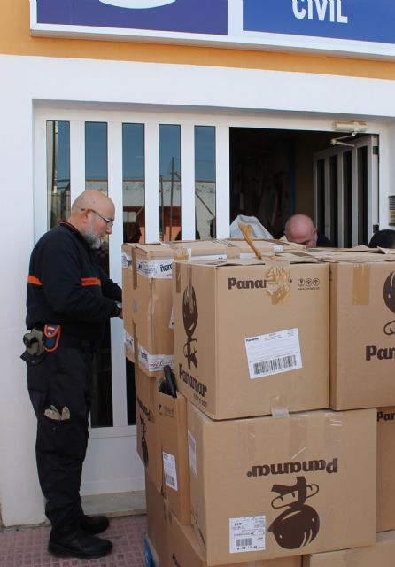 Los trabajadores de Consum entregan más de 400 juguetes al cuerpo de Protección Civil torreño - 2, Foto 2