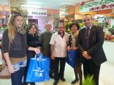 El Ayuntamiento y la Asociación de Placeros regalan 2.500 bolsas reutilizables para fomentar las compras en la Plaza de Abastos