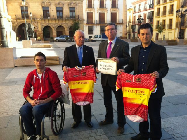 Los campeones de España de ciclismo adaptado, Luis Miguel Giner y Aitor Oroza, donan sus maillots de campeones a la ciudad de Lorca - 1, Foto 1