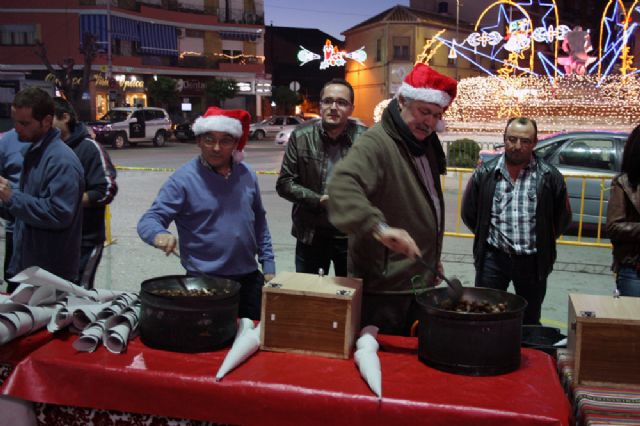 El alcalde asa castañas para ayudar a Cáritas - 2, Foto 2