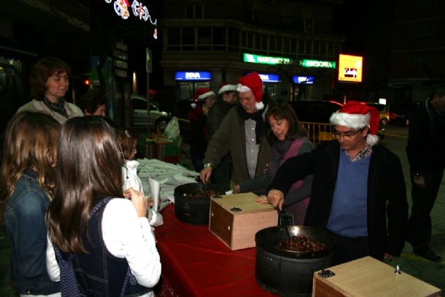 El alcalde asa castañas para ayudar a Cáritas - 3, Foto 3