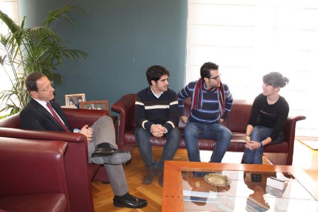 El Alcalde se compromete con los estudiantes a seguir teniendo en cuenta sus opiniones en los programas municipales que les afectan - 1, Foto 1