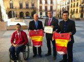 Los campeones de España de ciclismo adaptado, Luis Miguel Giner y Aitor Oroza, donan sus maillots de campeones a la ciudad de Lorca