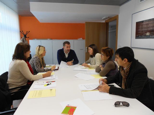 200 jóvenes se presentan a las 50 plazas para realizar prácticas profesionales en Europa con el programa Leonardo - 1, Foto 1