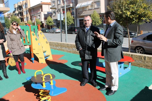 El consejero de Presidencia inaugura un nuevo jardín y conoce las obras de acondicionamiento de otras áreas recreativas - 1, Foto 1
