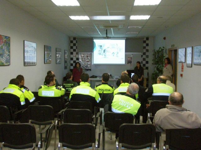 The Local Police participates in awareness workshops and training on specialized care for women victims of domestic violence, Foto 1