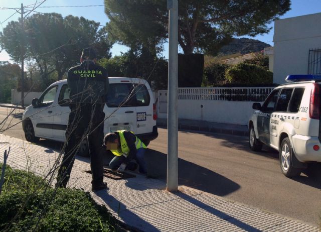 La Guardia Civil detiene a dos personas que habían dejado sin alumbrado 11 calles de El Carmolí en su intento por sustraer el cableado público - 1, Foto 1