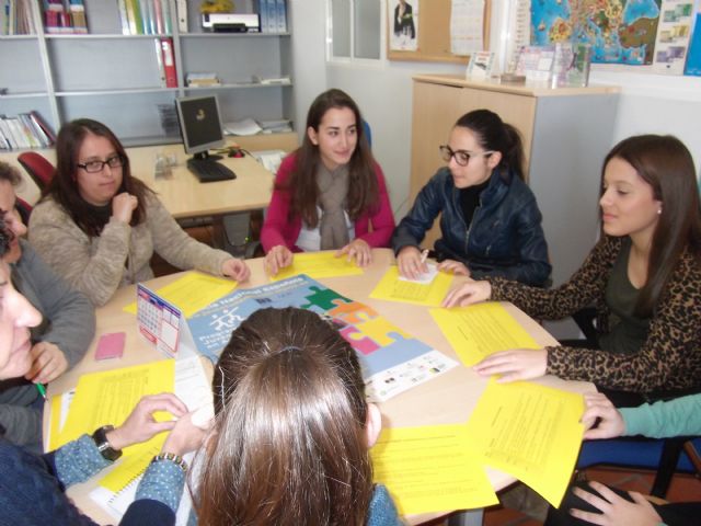 Young people turn their digital experience in an intergenerational learning under the program "Help, I want to be digital!", Foto 1