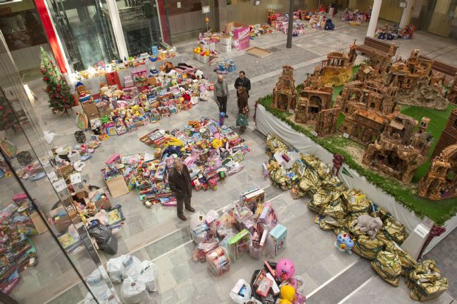 La montaña de juguetes llega a su cima - 1, Foto 1