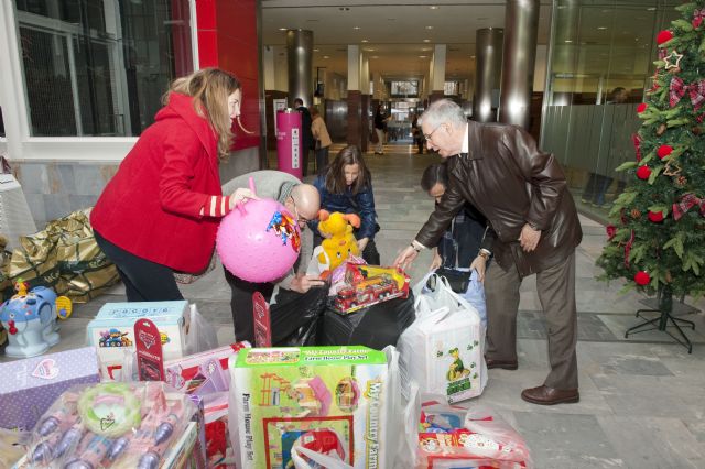 La montaña de juguetes llega a su cima - 2, Foto 2