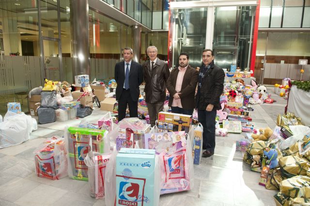 La montaña de juguetes llega a su cima - 3, Foto 3