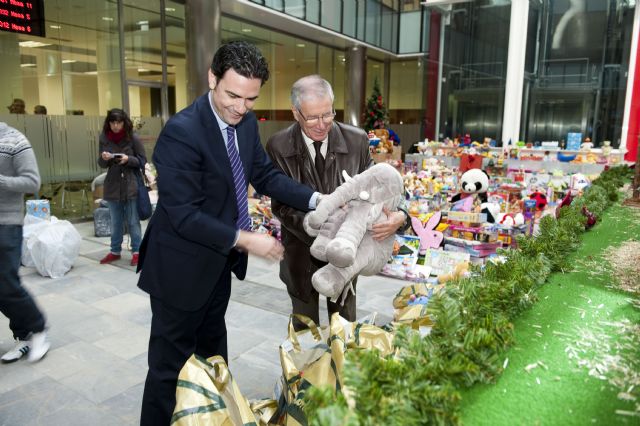 La montaña de juguetes llega a su cima - 4, Foto 4