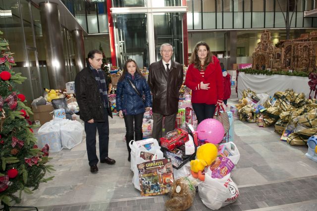 La montaña de juguetes llega a su cima - 5, Foto 5