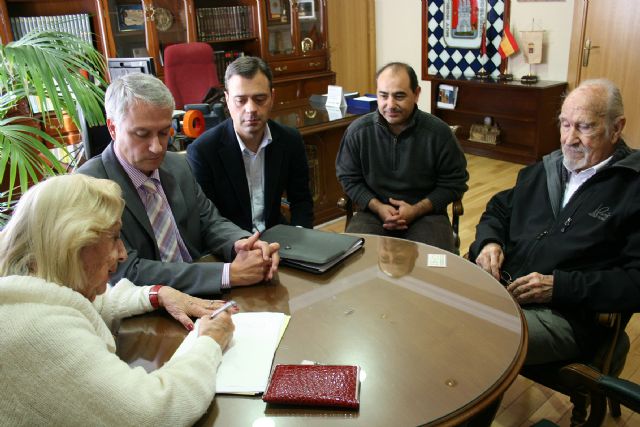 Firmada la escritura de donación de cuadros del pintor Juan Ricolopez al Ayuntamiento de Yecla - 1, Foto 1