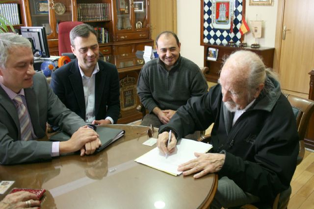 Firmada la escritura de donación de cuadros del pintor Juan Ricolopez al Ayuntamiento de Yecla - 2, Foto 2