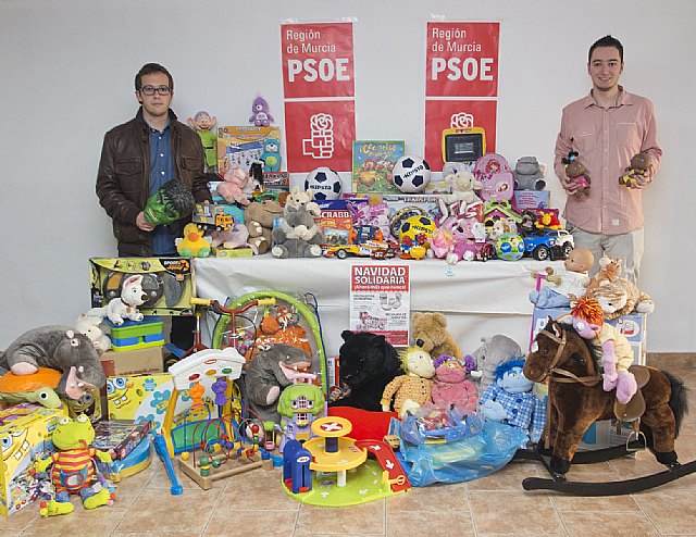 El PSOE y Juventudes Socialistas de La Unión recogen más de 2.000 kilos de alimentos y 200 juguetes en su campaña Navidad Solidaria - 1, Foto 1
