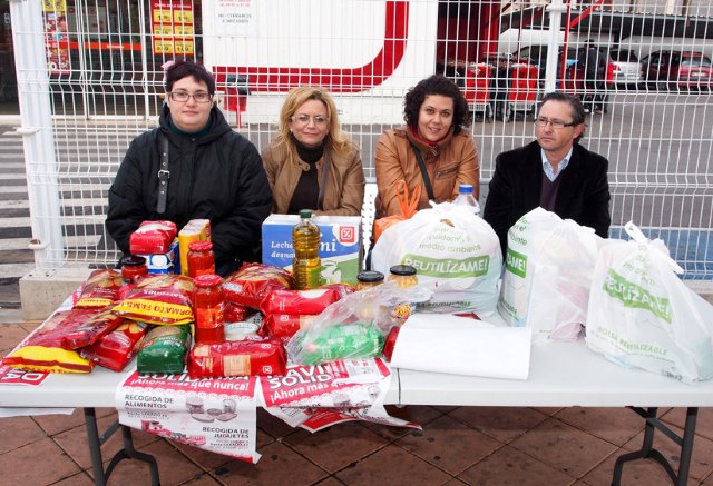 El PSOE y Juventudes Socialistas de La Unión recogen más de 2.000 kilos de alimentos y 200 juguetes en su campaña Navidad Solidaria - 3, Foto 3