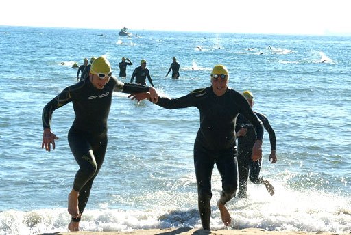 Dos totaneros participaron en la XX Travesía de Navidad a nado en Alicante, Foto 1