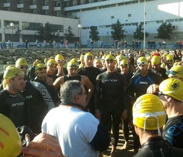 Dos totaneros participaron en la XX Travesía de Navidad a nado en Alicante, Foto 2
