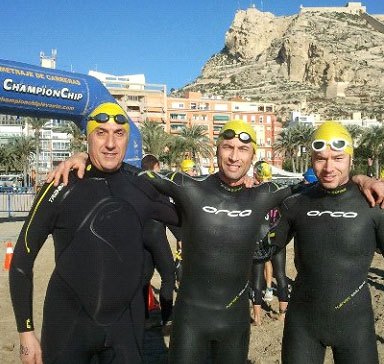 Dos totaneros participaron en la XX Travesía de Navidad a nado en Alicante, Foto 3