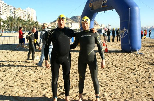 Dos totaneros participaron en la XX Travesía de Navidad a nado en Alicante, Foto 4