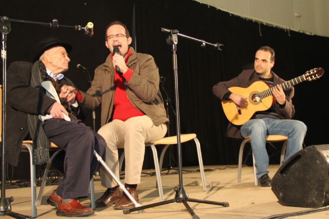El cantaor Curro Piñana y el Tío Juan Rita participaron en el Encuentro de Cuadrillas Solidario de Navidad celebrado en Puerto Lumbreras - 4, Foto 4