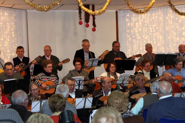 Jubilados y pensionistas disfrutan de la Navidad en el Centro de Mayores, Foto 1