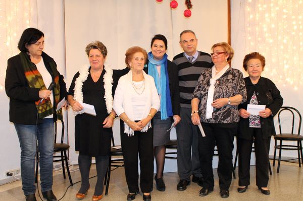 Jubilados y pensionistas disfrutan de la Navidad en el Centro de Mayores, Foto 2