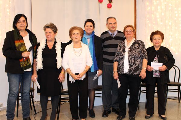 Jubilados y pensionistas disfrutan de la Navidad en el Centro de Mayores, Foto 3