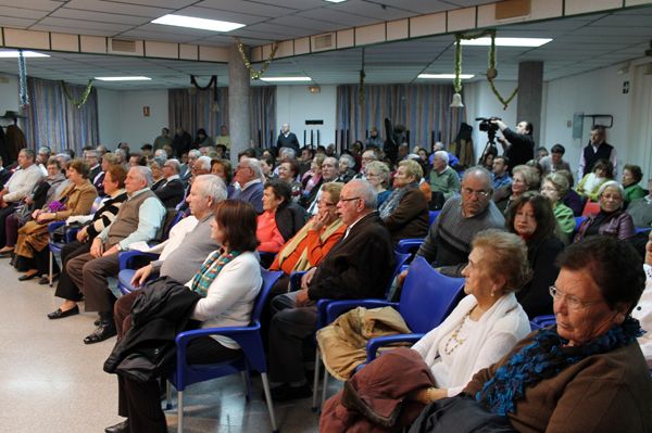 Jubilados y pensionistas disfrutan de la Navidad en el Centro de Mayores, Foto 4