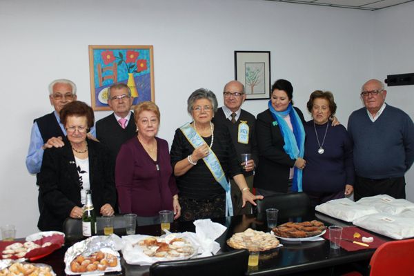 Jubilados y pensionistas disfrutan de la Navidad en el Centro de Mayores, Foto 5