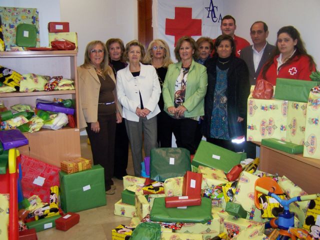 Más de 80 familias desfavorecidas de Águilas reciben juguetes para sus hijos en la víspera de la Noche de Reyes - 1, Foto 1